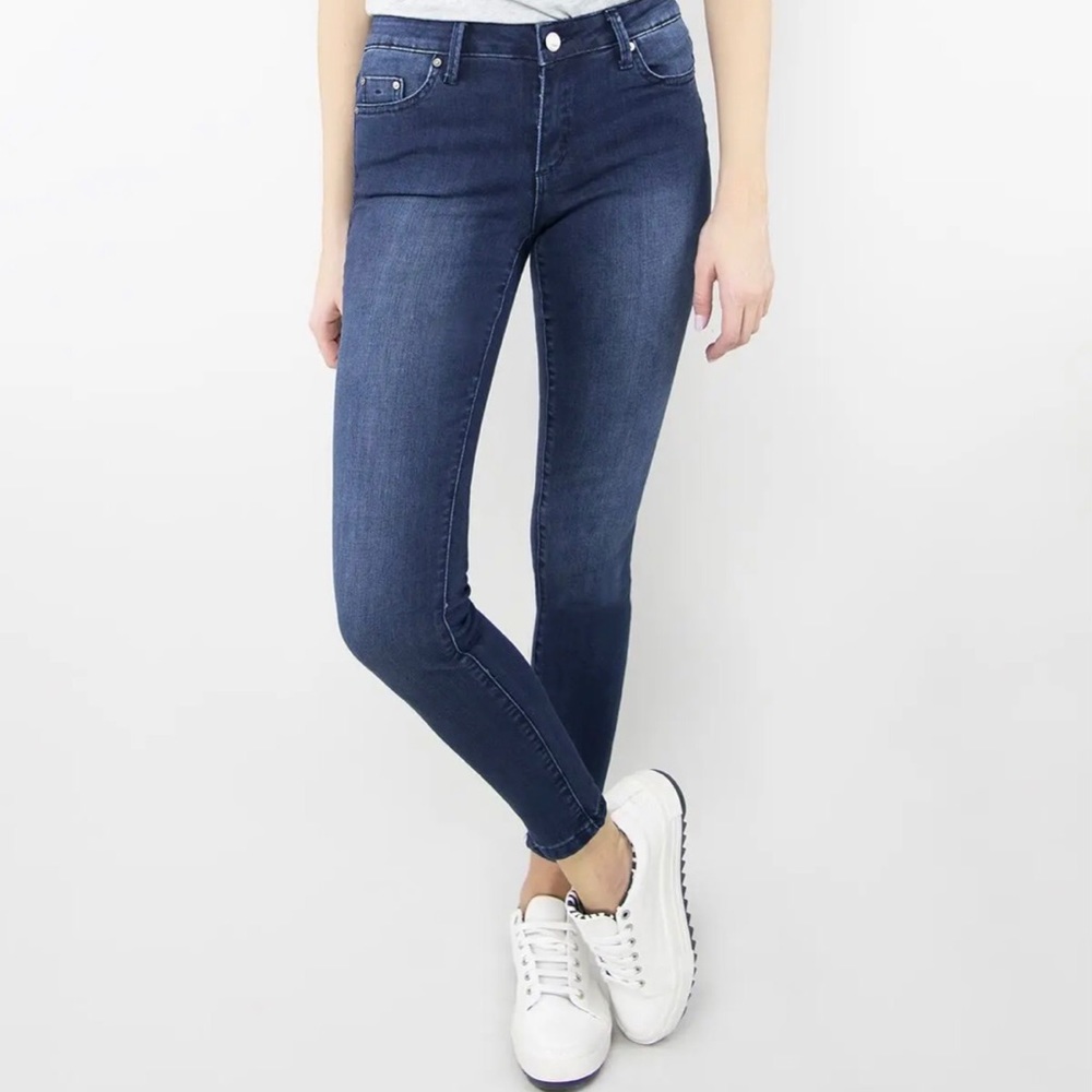 Tractr mid rise medium wash jeans
